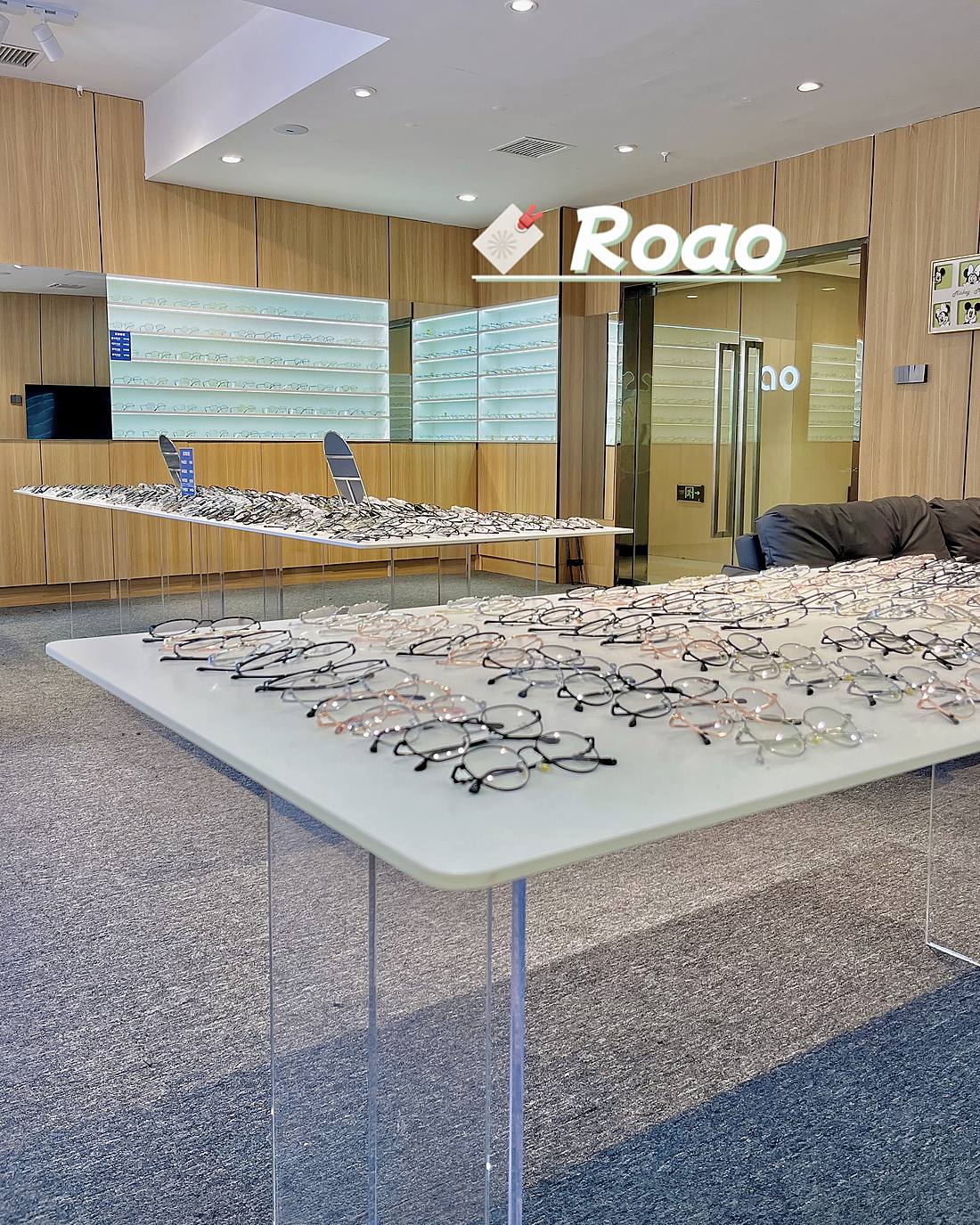 ROAO眼镜 五一广场店门店内景，镜架陈列墙与展示台